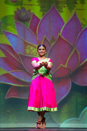239-Kruthi-Shagun-Show2_VV206515